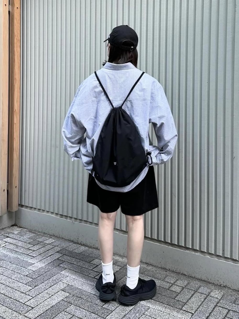 ブラック系のシャツ/ブラウス、ブラック系のその他パンツ、ブラック系のスニーカーを着用したレディースの春コーディネートの2枚目の写真