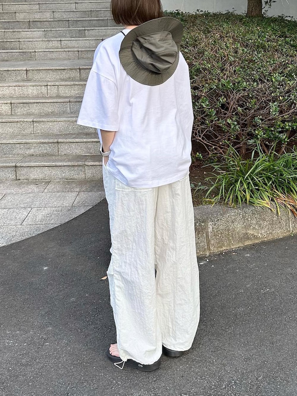 ホワイト系のTシャツ/カットソー、ホワイト系のその他パンツ、ブラック系のサンダルを着用したレディースの夏コーディネートの3枚目の写真