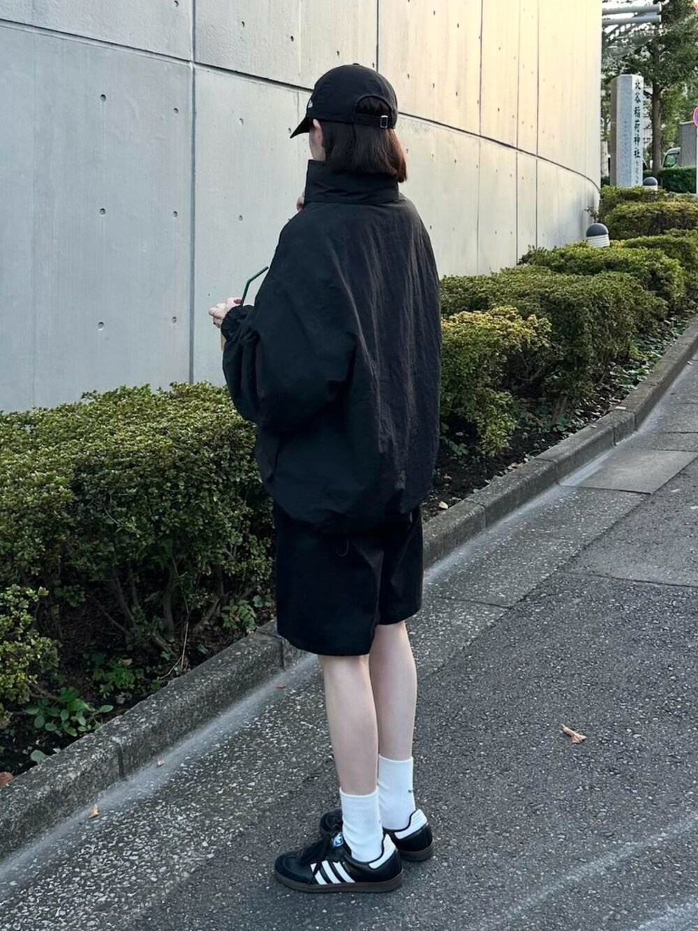 ブラック系のマウンテンパーカー、ブラック系のその他パンツ、ブラック系のスニーカーを着用したレディースの秋コーディネートの3枚目の写真