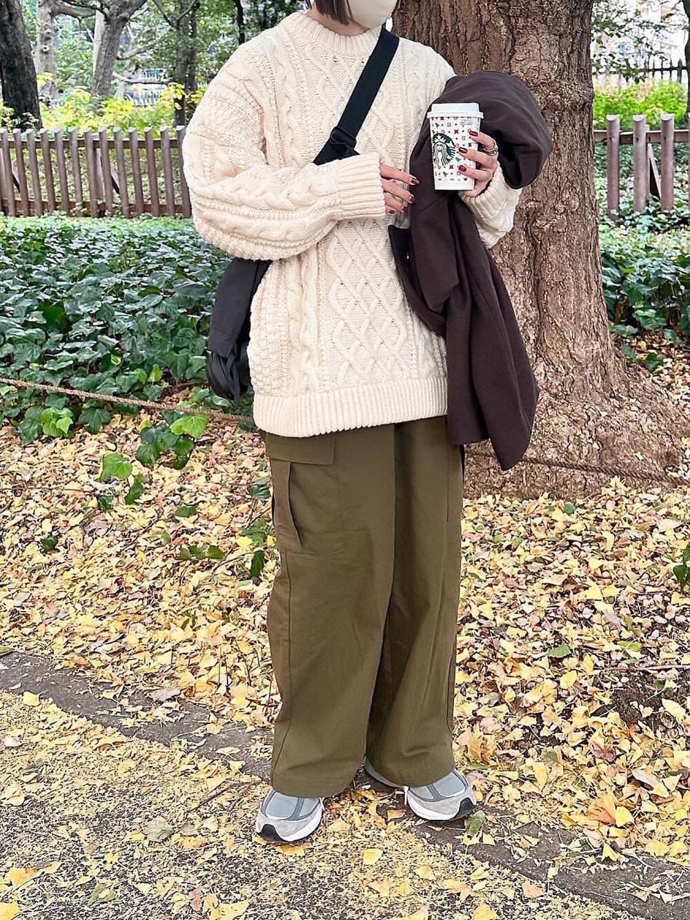 ホワイト系のニット/セーター、グリーン系のカーゴパンツを着用したレディースの冬コーディネートの3枚目の写真