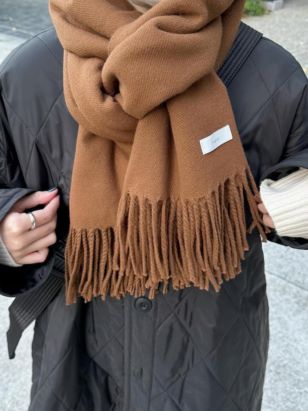 ブラック系のミリタリージャケット、ブラック系のデニムパンツ、ブラック系のショルダーバッグを着用したレディースの冬コーディネートの3枚目の写真