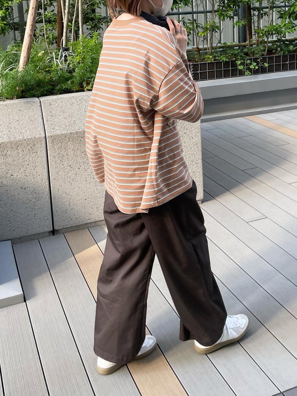 ブラウン系のTシャツ/カットソー、ブラウン系のチノパンツを着用したレディースの夏コーディネートの2枚目の写真