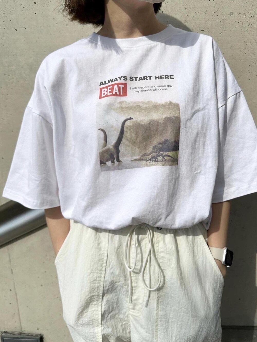 ホワイト系のTシャツ/カットソー、グレー系のベスト、ホワイト系のその他パンツを着用したレディースの夏コーディネートの3枚目の写真