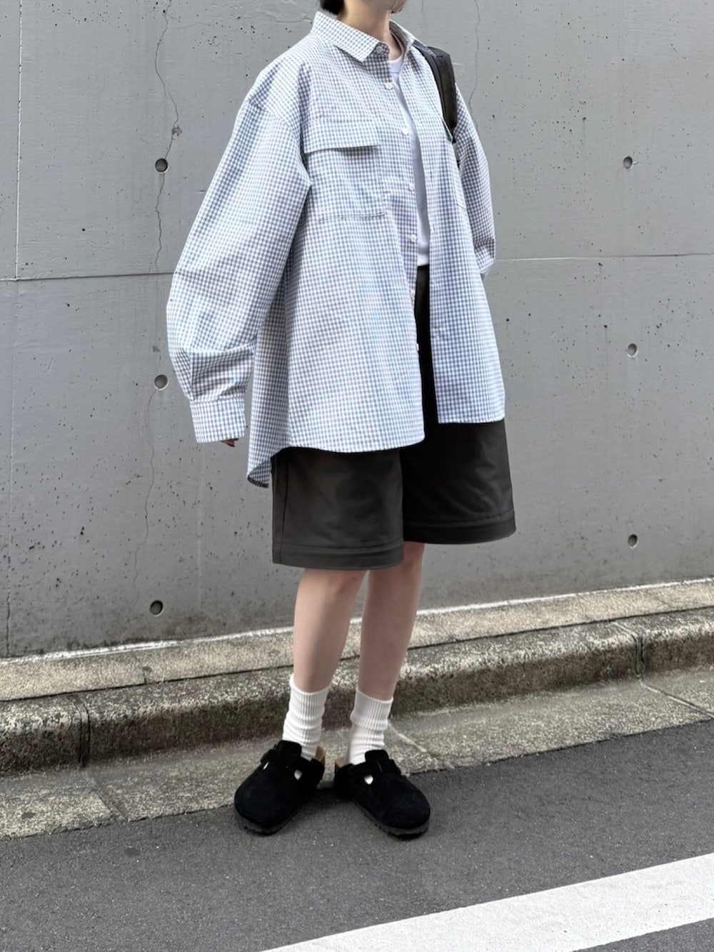 ブラック系のシャツ/ブラウス、グレー系のその他パンツ、ブラック系のショルダーバッグを着用したレディースの春コーディネートの2枚目の写真