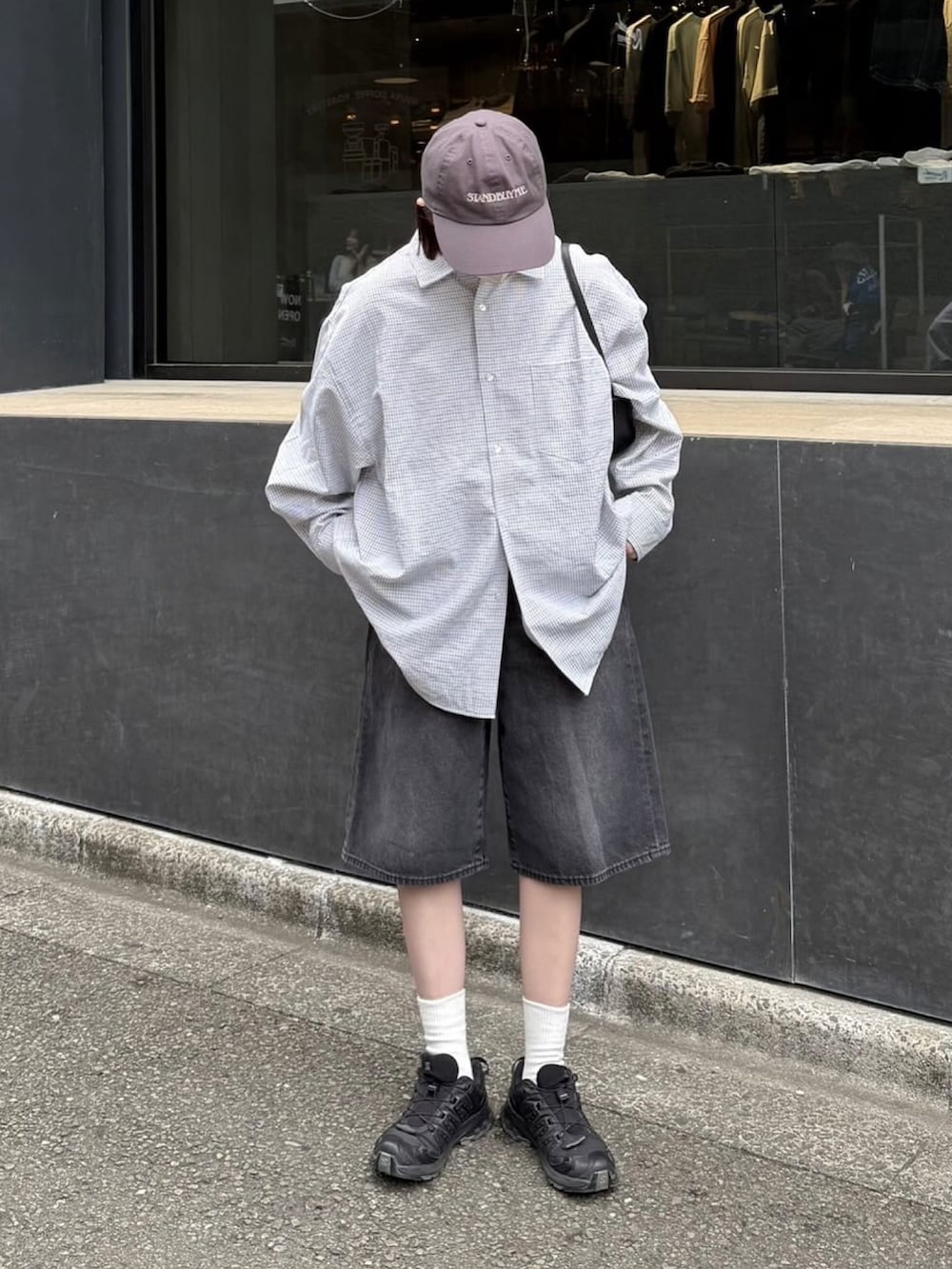 ブラック系のシャツ/ブラウス、ブラック系のデニムパンツ、ブラック系のハンドバッグを着用したレディースの夏コーディネートの2枚目の写真