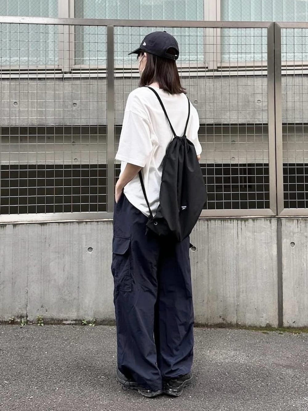 ホワイト系のTシャツ/カットソー、ブルー系のカーゴパンツ、ブラック系のショルダーバッグを着用したレディースの夏コーディネートの2枚目の写真