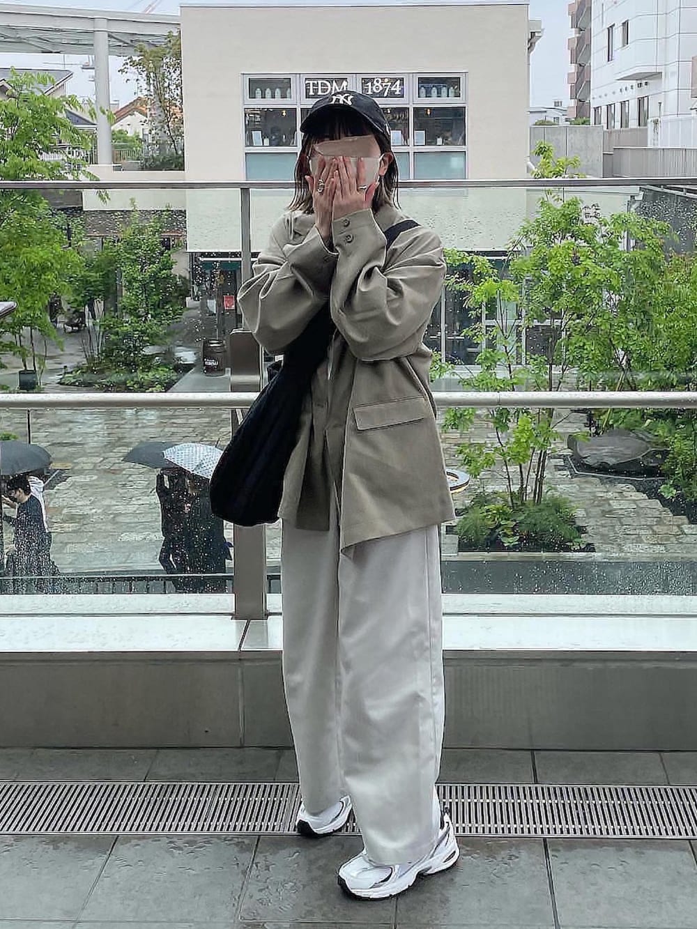 ブラウン系のテーラードジャケット、オレンジ系のTシャツ/カットソー、ホワイト系のチノパンツを着用したレディースの春コーディネートの2枚目の写真