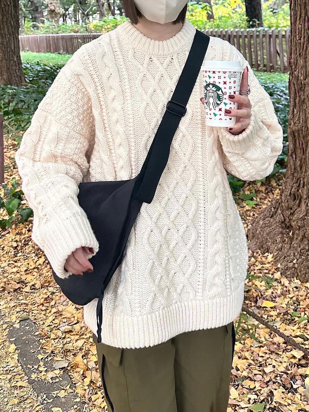 ホワイト系のニット/セーター、グリーン系のカーゴパンツを着用したレディースの冬コーディネートの2枚目の写真