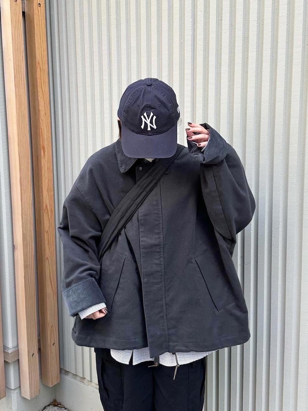 グレー系のその他アウター、ブラック系のカーゴパンツ、ブラック系のショルダーバッグを着用したレディースの秋コーディネートの2枚目の写真