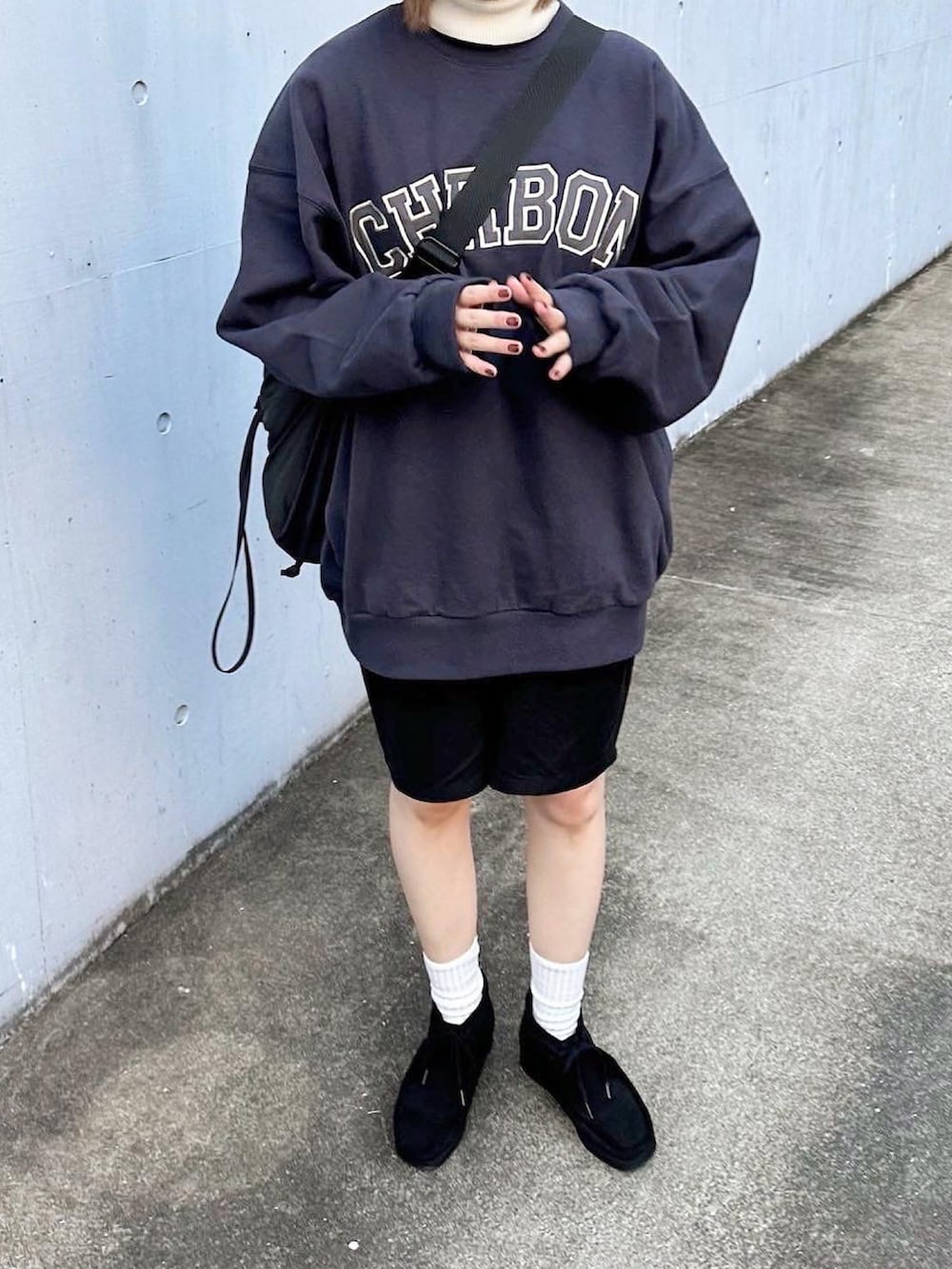 ブルー系のスウェット、ホワイト系のニット/セーター、ブラック系のその他パンツを着用したレディースの秋コーディネートの2枚目の写真