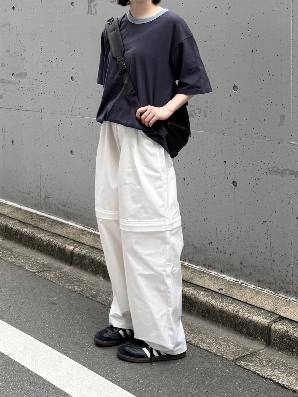 ホワイト系のその他パンツ、ブルー系のTシャツ/カットソー、ブラック系のショルダーバッグを着用したレディースの夏コーディネートの2枚目の写真