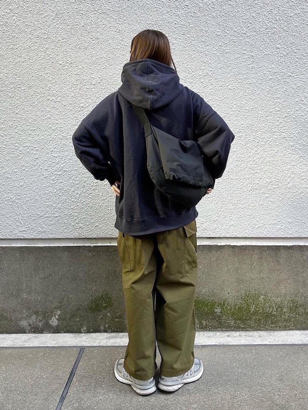 「パーカー、カーゴパンツ、ミリタリーパンツ、カーキパンツ、ネイビー、スニーカー、ショルダーバッグ、メンズライク、flaner」｜「flanerのLoose pocket foodie/ルーズポケットフードパーカー（パーカー、ブルー系）」を使った、ukiさん（レディース・155cm）の秋コーディネートの2枚目の写真