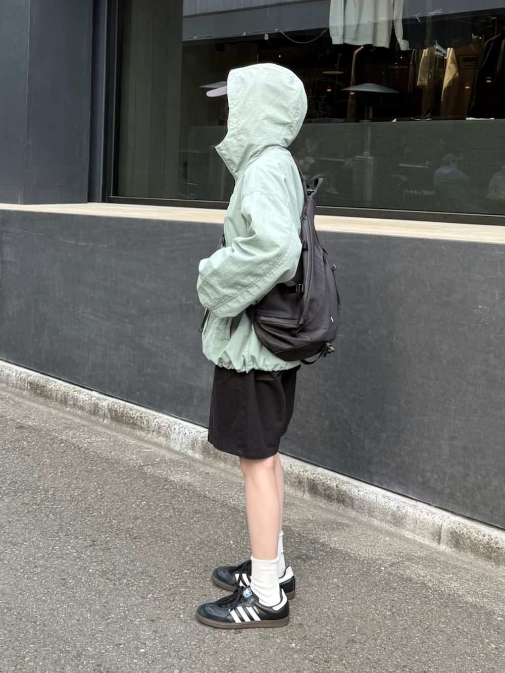 ブルー系のパーカー、ブラック系のその他パンツ、ブラック系のスニーカーを着用したレディースの春コーディネートの3枚目の写真