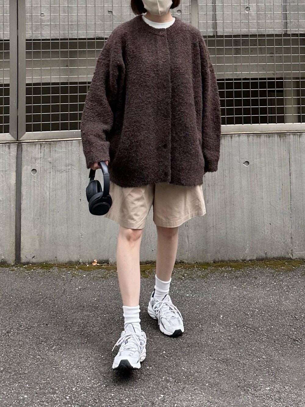 ブラウン系のカーディガン/ボレロ、ホワイト系のTシャツ/カットソー、ベージュ系のその他パンツを着用したレディースの秋コーディネートの2枚目の写真