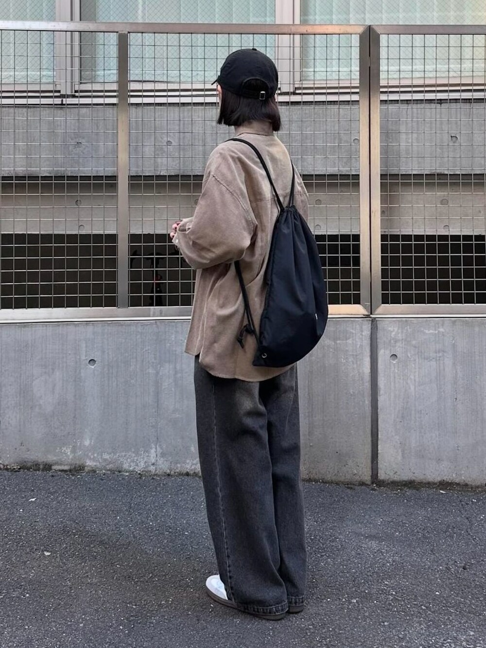 ブラウン系のシャツ/ブラウス、ブラック系のデニムパンツ、ブラック系のショルダーバッグを着用したレディースの秋コーディネートの3枚目の写真