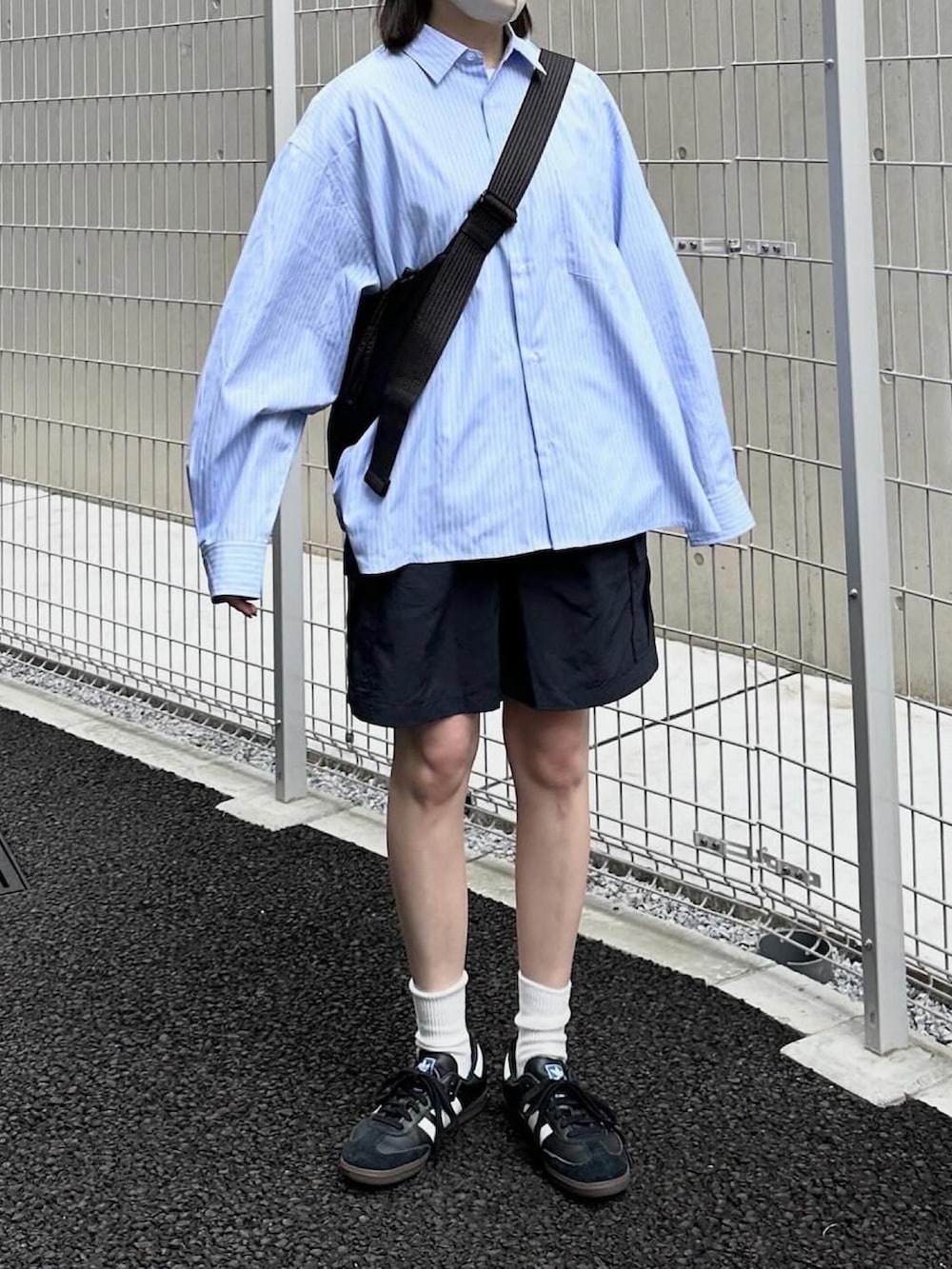 ブルー系のシャツ/ブラウス、ブルー系のカーゴパンツ、ブラック系のショルダーバッグを着用したレディースの春コーディネートの2枚目の写真