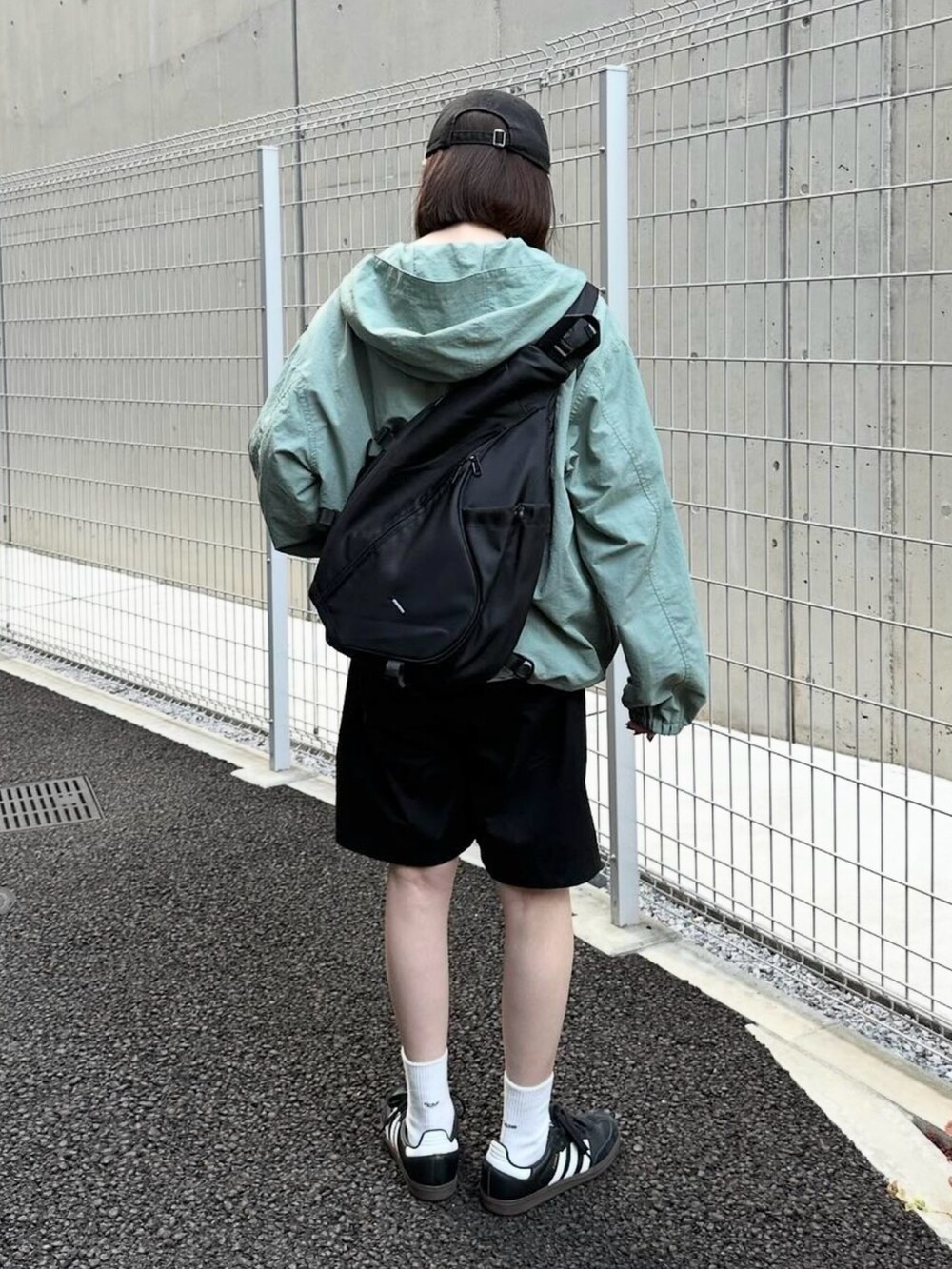 ブルー系のパーカー、ブラック系のその他パンツ、ブラック系のスニーカーを着用したレディースの秋コーディネートの2枚目の写真