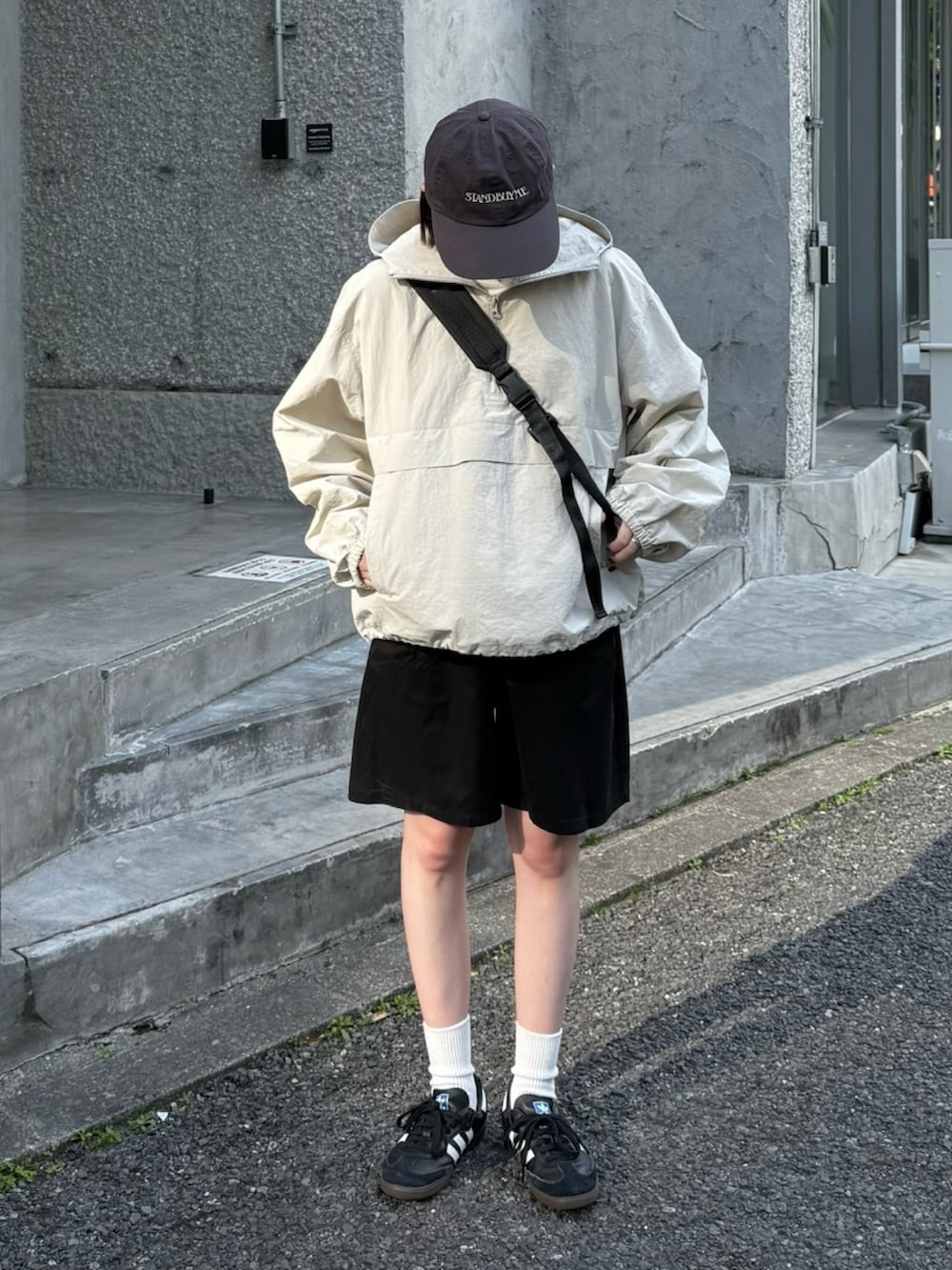ホワイト系のパーカー、ブラック系のその他パンツ、ブラック系のショルダーバッグを着用したレディースの春コーディネートの2枚目の写真
