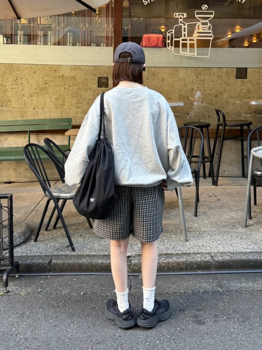 ブラック系のその他パンツ、グレー系のスウェット、ブラック系のショルダーバッグを着用したレディースの秋コーディネートの3枚目の写真