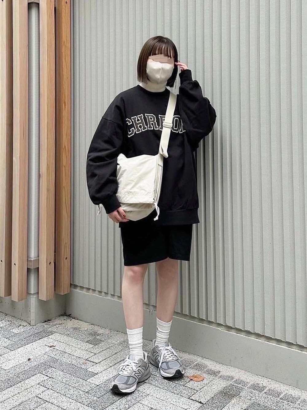 ホワイト系のニット/セーター、ブラック系のスウェット、ブラック系のその他パンツを着用したレディースの秋コーディネートの2枚目の写真