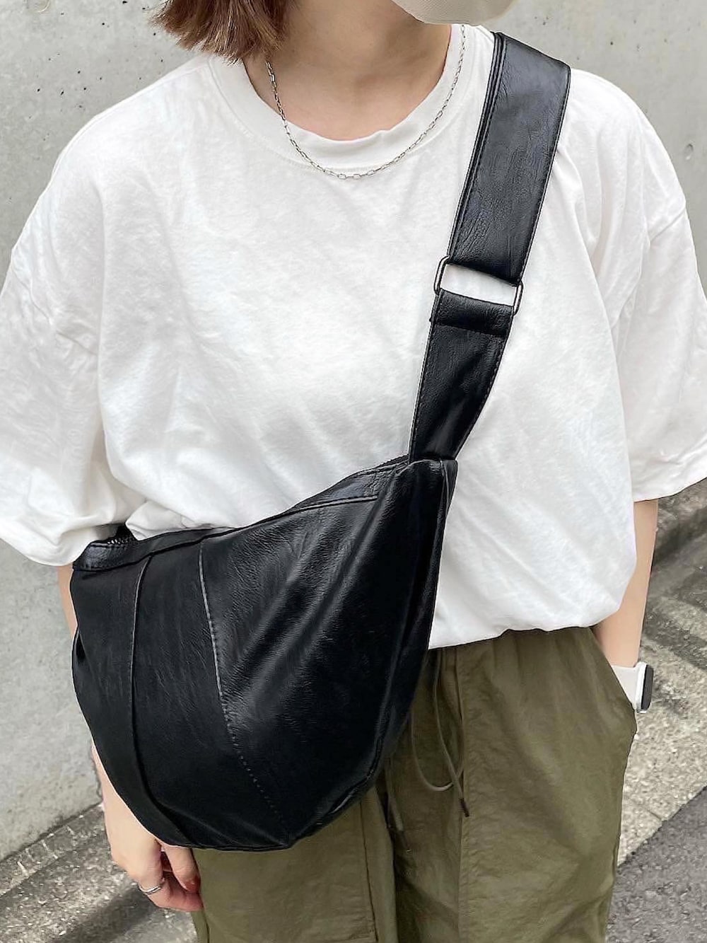 ホワイト系のTシャツ/カットソー、ブラック系のショルダーバッグ、グリーン系のその他パンツを着用したレディースの夏コーディネートの2枚目の写真