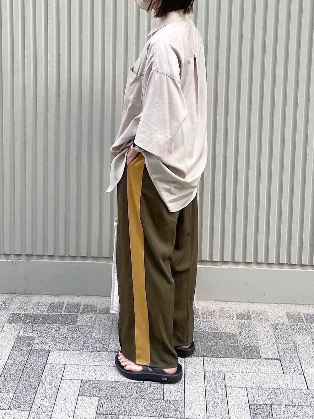 ベージュ系のシャツ/ブラウス、グリーン系のその他パンツ、ブラック系のサンダルを着用したレディースの夏コーディネートの2枚目の写真