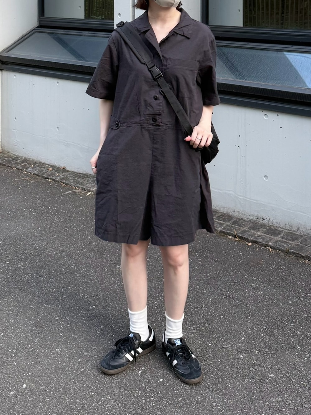 グレー系のつなぎ/オールインワン、ブラック系のショルダーバッグ、ブラック系のスニーカーを着用したレディースの夏コーディネートの2枚目の写真