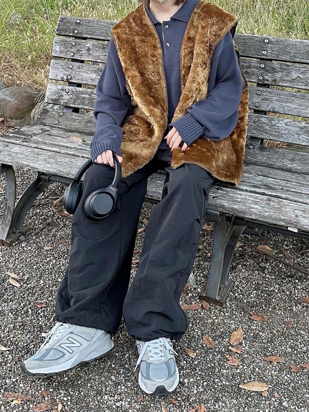 ブルー系のポロシャツ、ブラック系のその他パンツ、グレー系のスニーカーを着用したレディースの秋コーディネートの2枚目の写真