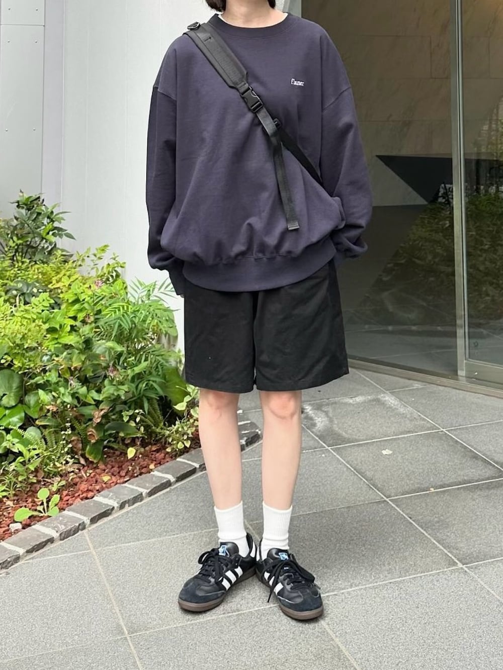 ブルー系のスウェット、ブラック系のその他パンツ、ブラック系のショルダーバッグを着用したレディースの秋コーディネートの2枚目の写真