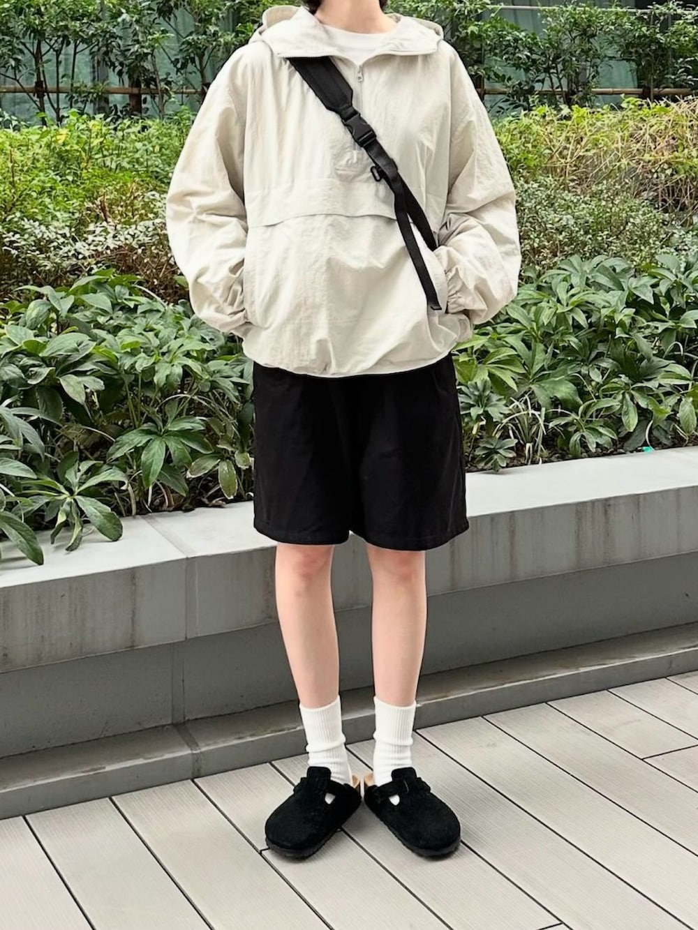ホワイト系のパーカー、ブラック系のその他パンツ、ブラック系のショルダーバッグを着用したレディースの秋コーディネートの3枚目の写真