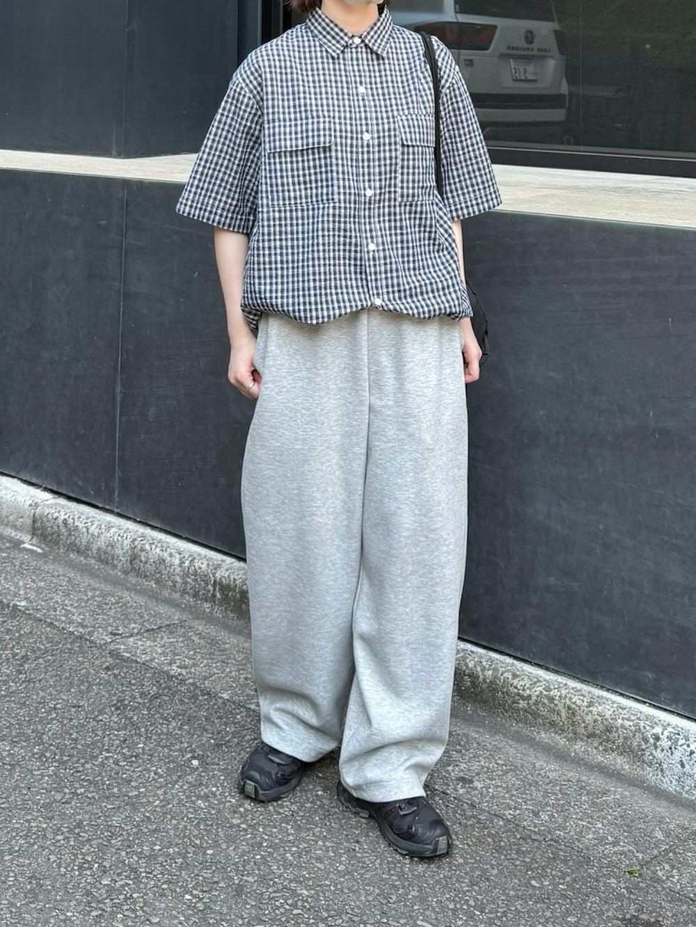 ブルー系のシャツ/ブラウス、グレー系のスウェットパンツ、ブラック系のスニーカーを着用したレディースの夏コーディネートの2枚目の写真