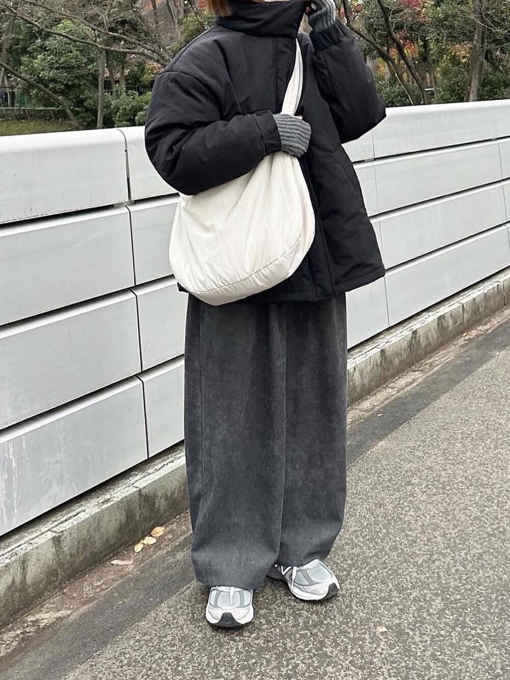 ブラック系のその他アウター、グレー系のその他パンツ、グレー系のスニーカーを着用したレディースの冬コーディネートの2枚目の写真