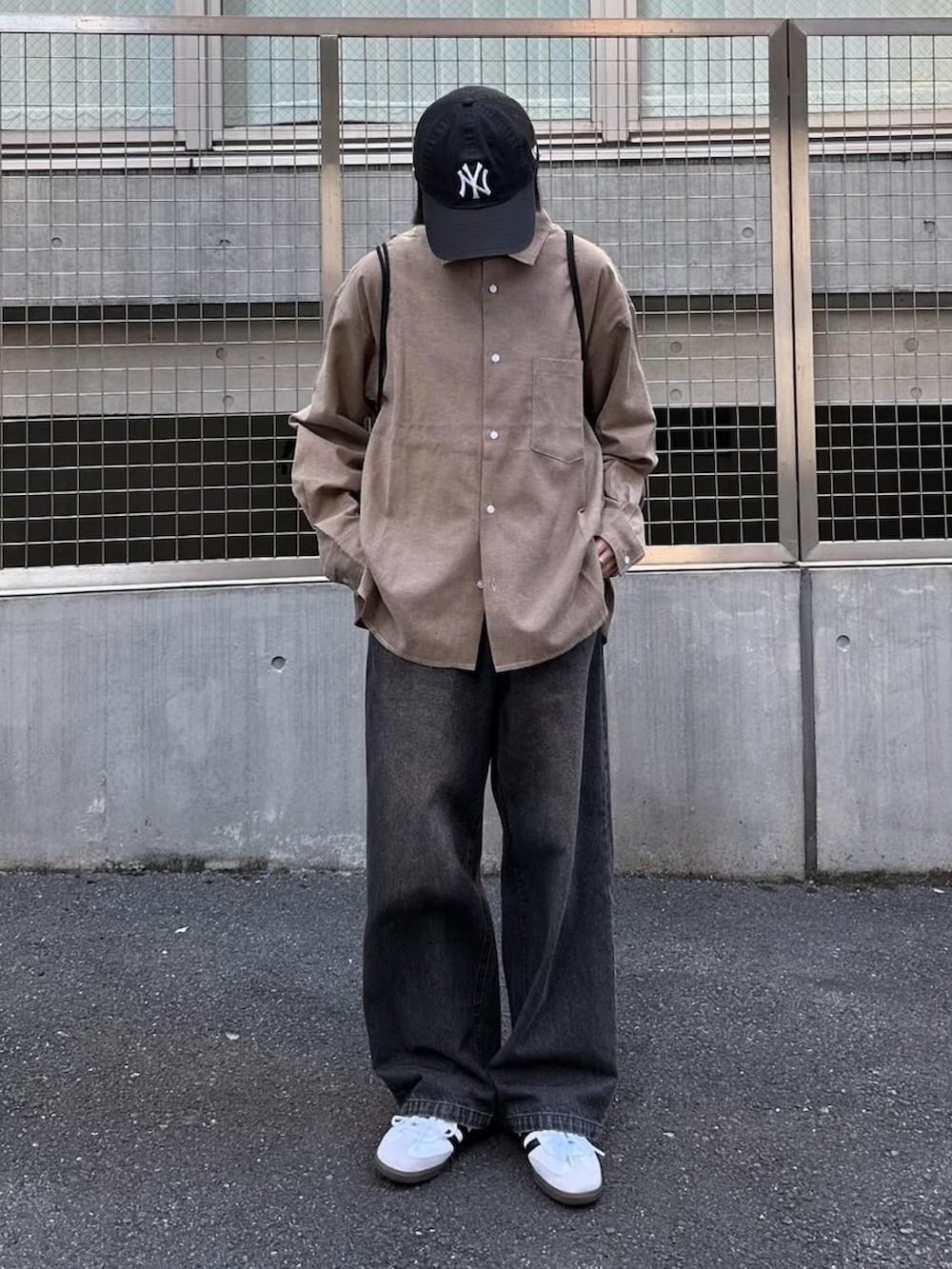 ブラウン系のシャツ/ブラウス、ブラック系のデニムパンツ、ブラック系のショルダーバッグを着用したレディースの秋コーディネートの2枚目の写真
