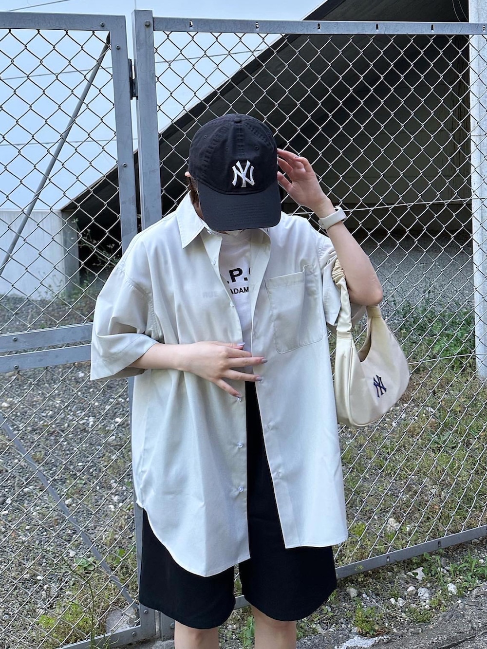 ブラック系のその他パンツ、その他のシャツ/ブラウス、ブラック系のキャップを着用したレディースの春コーディネートの3枚目の写真
