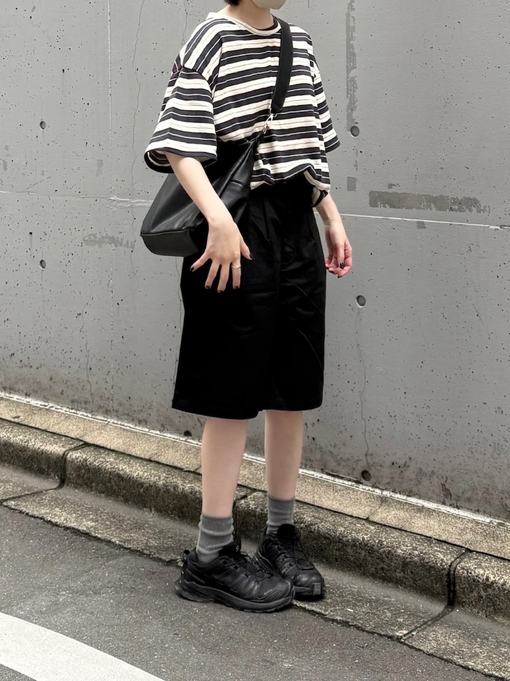 ブラック系のショルダーバッグ、ブルー系のTシャツ/カットソー、ブラック系のその他パンツを着用したレディースの夏コーディネートの2枚目の写真