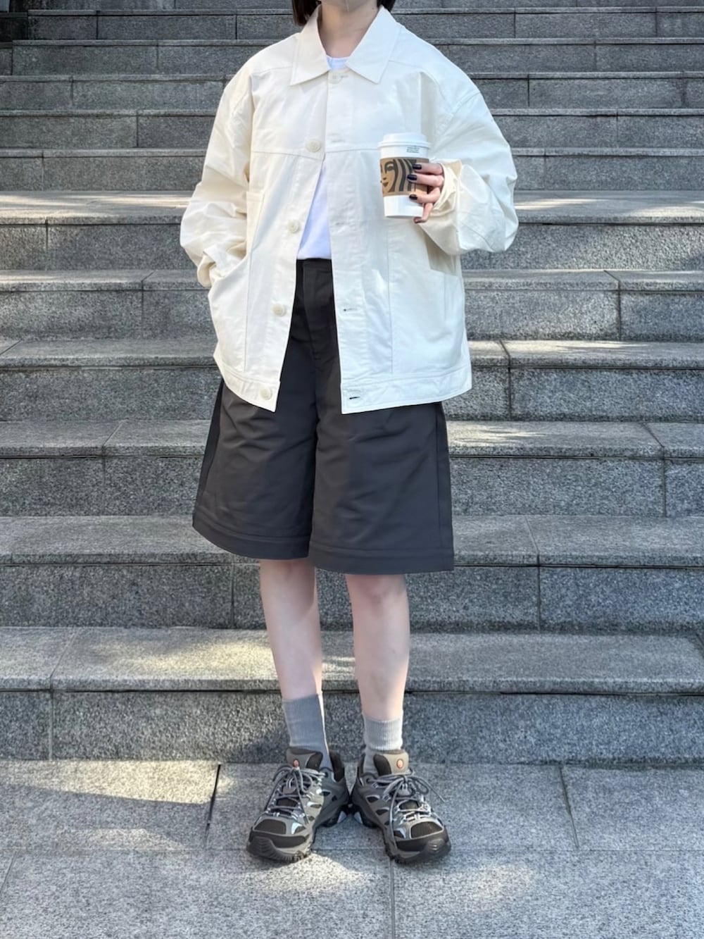 グレー系のスニーカー、グレー系のその他パンツを着用したレディースの春コーディネートの2枚目の写真