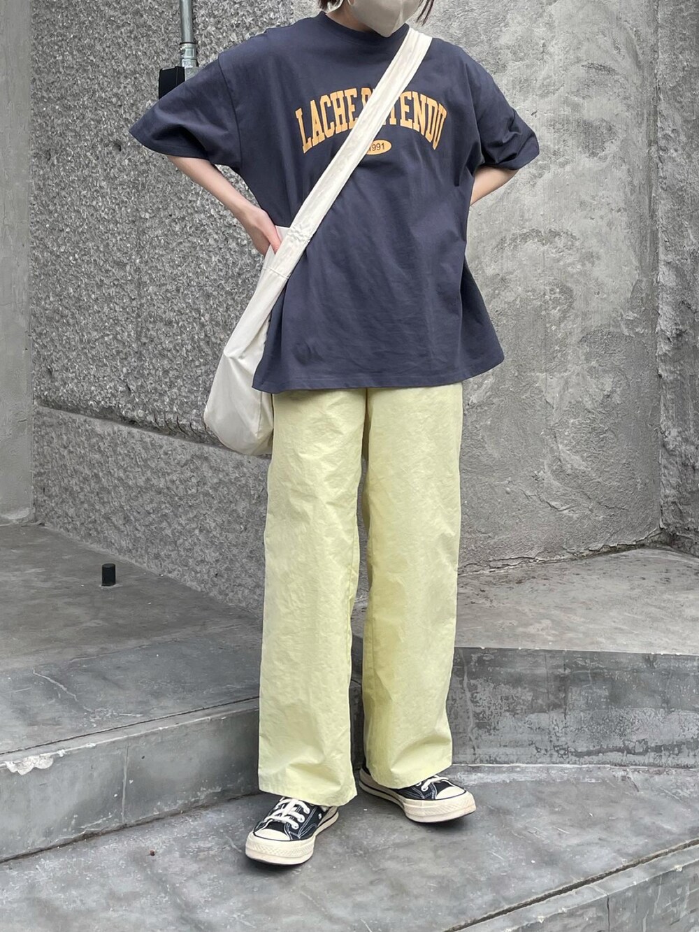 ブルー系のTシャツ/カットソー、イエロー系のその他パンツ、ホワイト系のショルダーバッグを着用したレディースの夏コーディネートの2枚目の写真