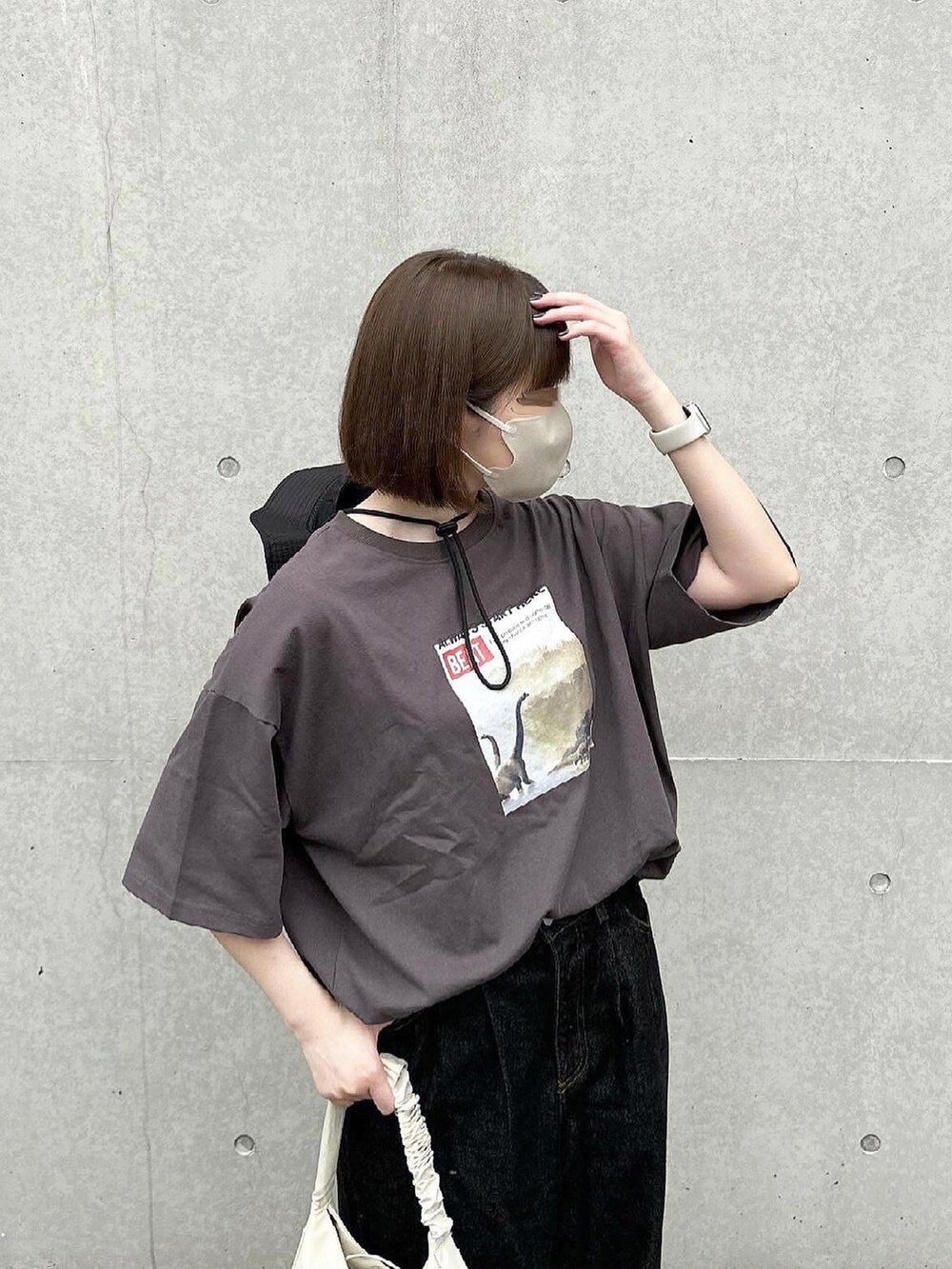 グレー系のTシャツ/カットソー、ブラック系のデニムパンツ、ブラック系のサンダルを着用したレディースの夏コーディネートの2枚目の写真