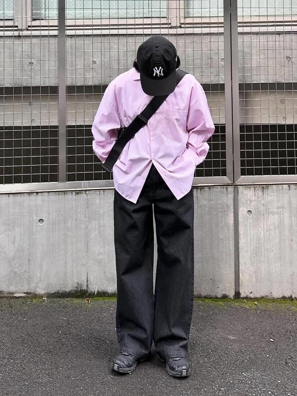 ピンク系のシャツ/ブラウス、ブラック系のデニムパンツ、ブラック系のショルダーバッグを着用したレディースの春コーディネートの2枚目の写真