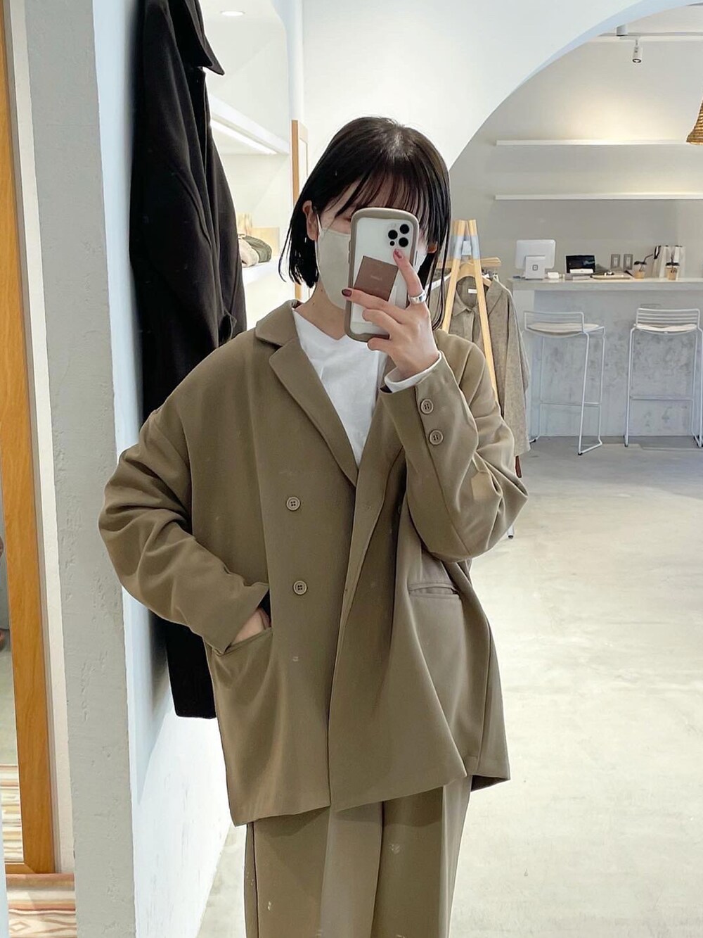 ベージュ系のテーラードジャケット、ベージュ系のその他パンツ、ホワイト系のTシャツ/カットソーを着用したレディースの秋コーディネートの2枚目の写真