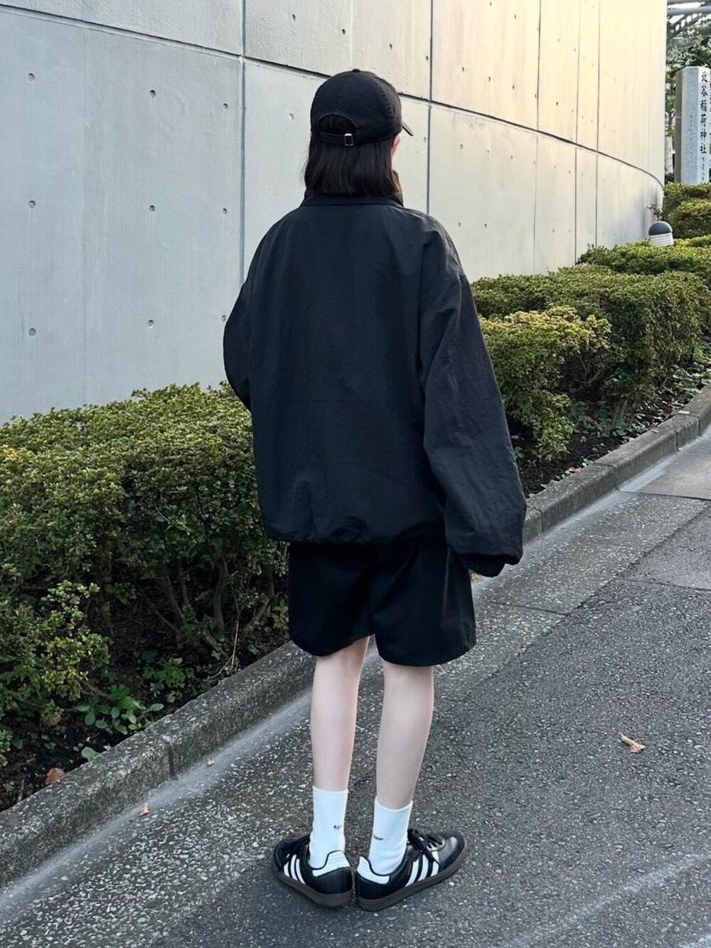 ブラック系のマウンテンパーカー、ブラック系のその他パンツ、ブラック系のスニーカーを着用したレディースの秋コーディネートの4枚目の写真