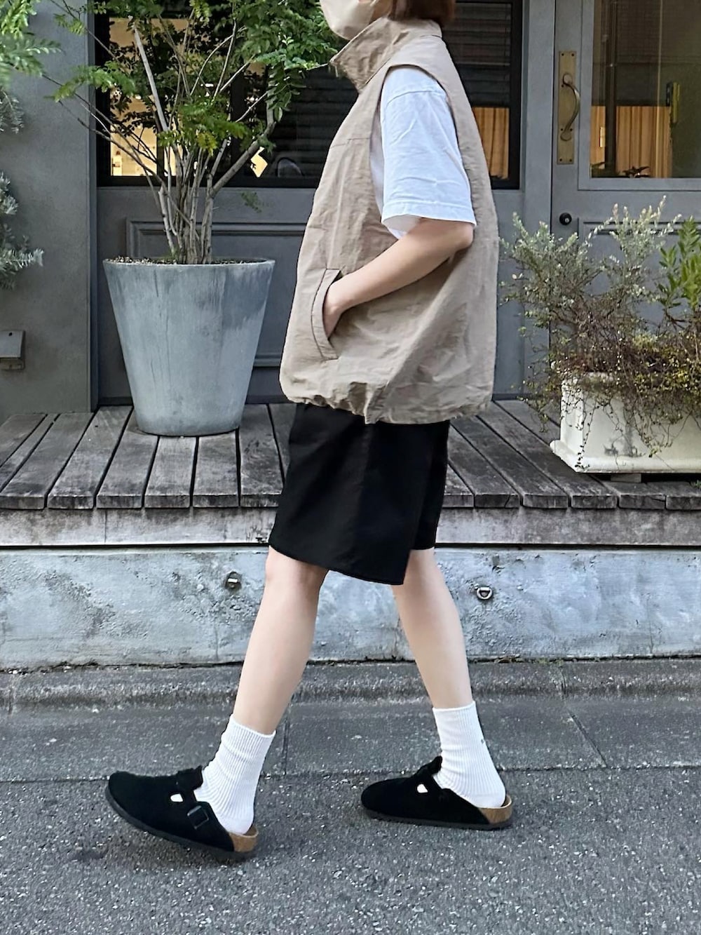ベージュ系のベスト、ブラック系のその他パンツを着用したレディースの秋コーディネートの2枚目の写真