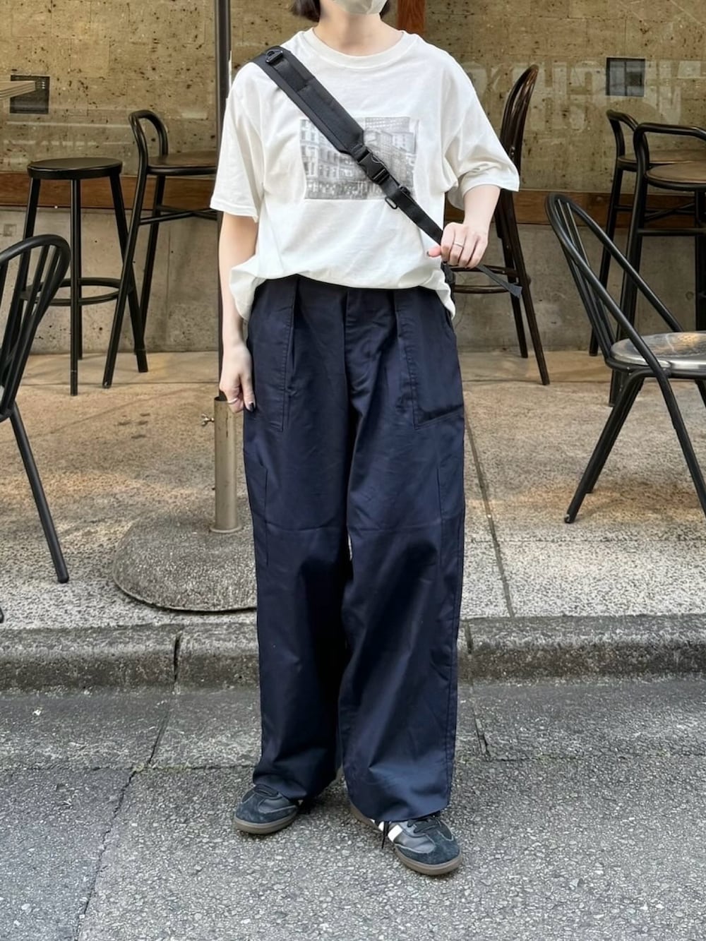 ホワイト系のTシャツ/カットソー、ブルー系のカーゴパンツ、ブラック系のショルダーバッグを着用したレディースの夏コーディネートの2枚目の写真