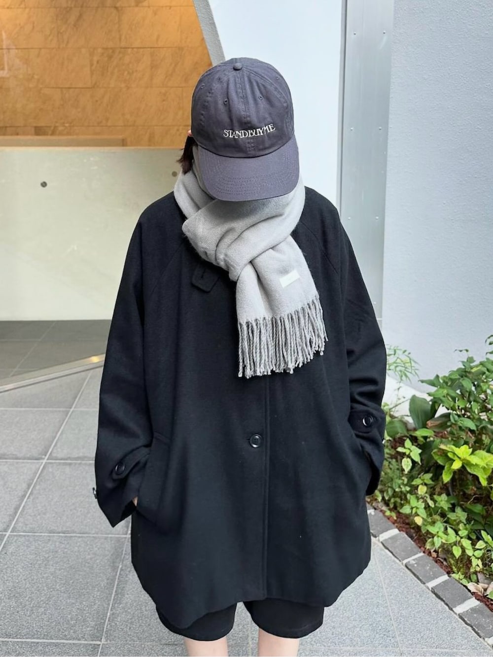 ブラック系のステンカラーコート、ブラック系のその他パンツ、ブラック系のスニーカーを着用したレディースの秋コーディネートの5枚目の写真