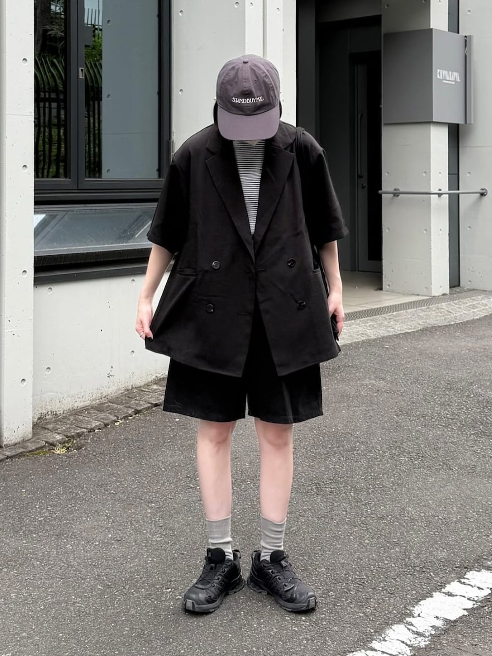 「ジャケット、ジャケットスタイル、ボーダートップス、Tシャツ、ハーフパンツ、スニーカー、ナップサック、スポーツミックス、シンプルコーデ、メンズライク、カジュアルコーデ、春夏コーデ」｜「COLONY 2139のテックリネン半袖テーラードジャケット（テーラードジャケット、ブラック系）」を使った、ukiさん（骨格ストレート・レディース・155cm）の夏コーディネートの2枚目の写真