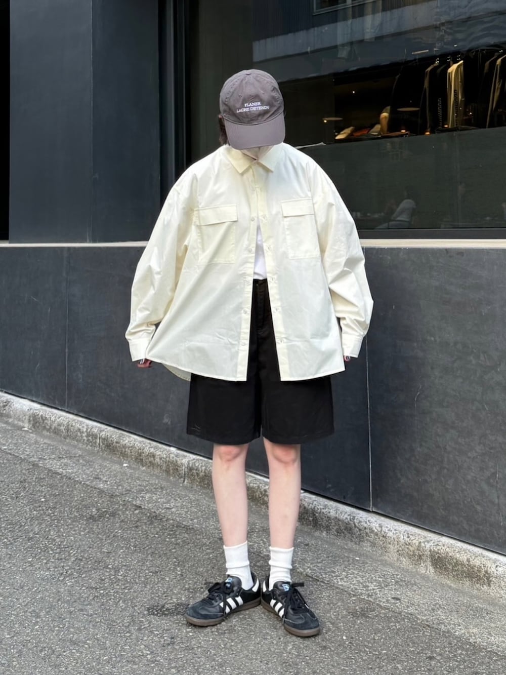 ホワイト系のシャツ/ブラウス、ブラック系のその他パンツ、ブラック系のスニーカーを着用したレディースの春コーディネートの2枚目の写真