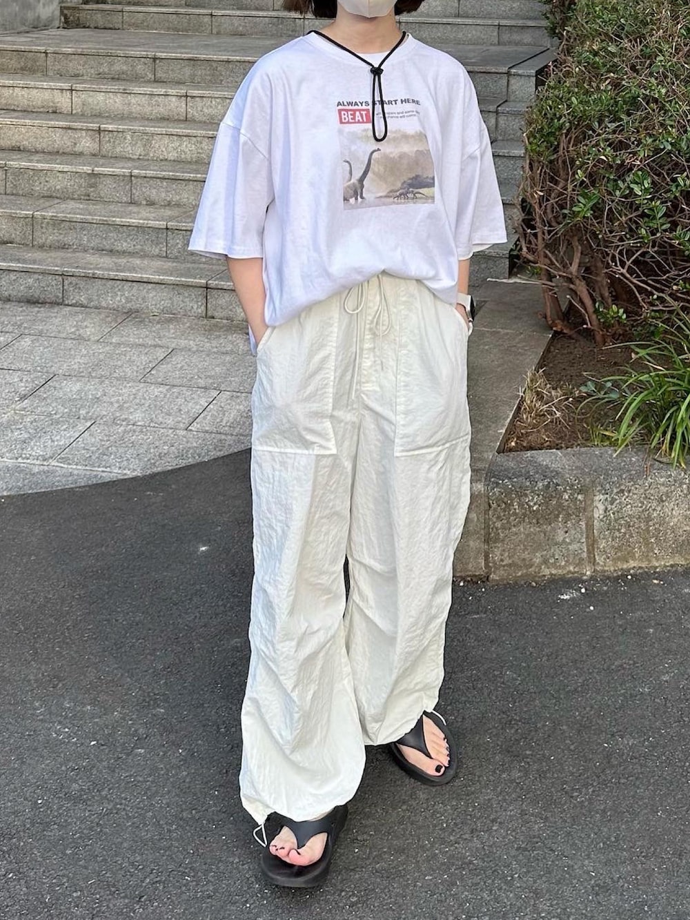 ホワイト系のTシャツ/カットソー、ホワイト系のその他パンツ、ブラック系のサンダルを着用したレディースの夏コーディネートの2枚目の写真