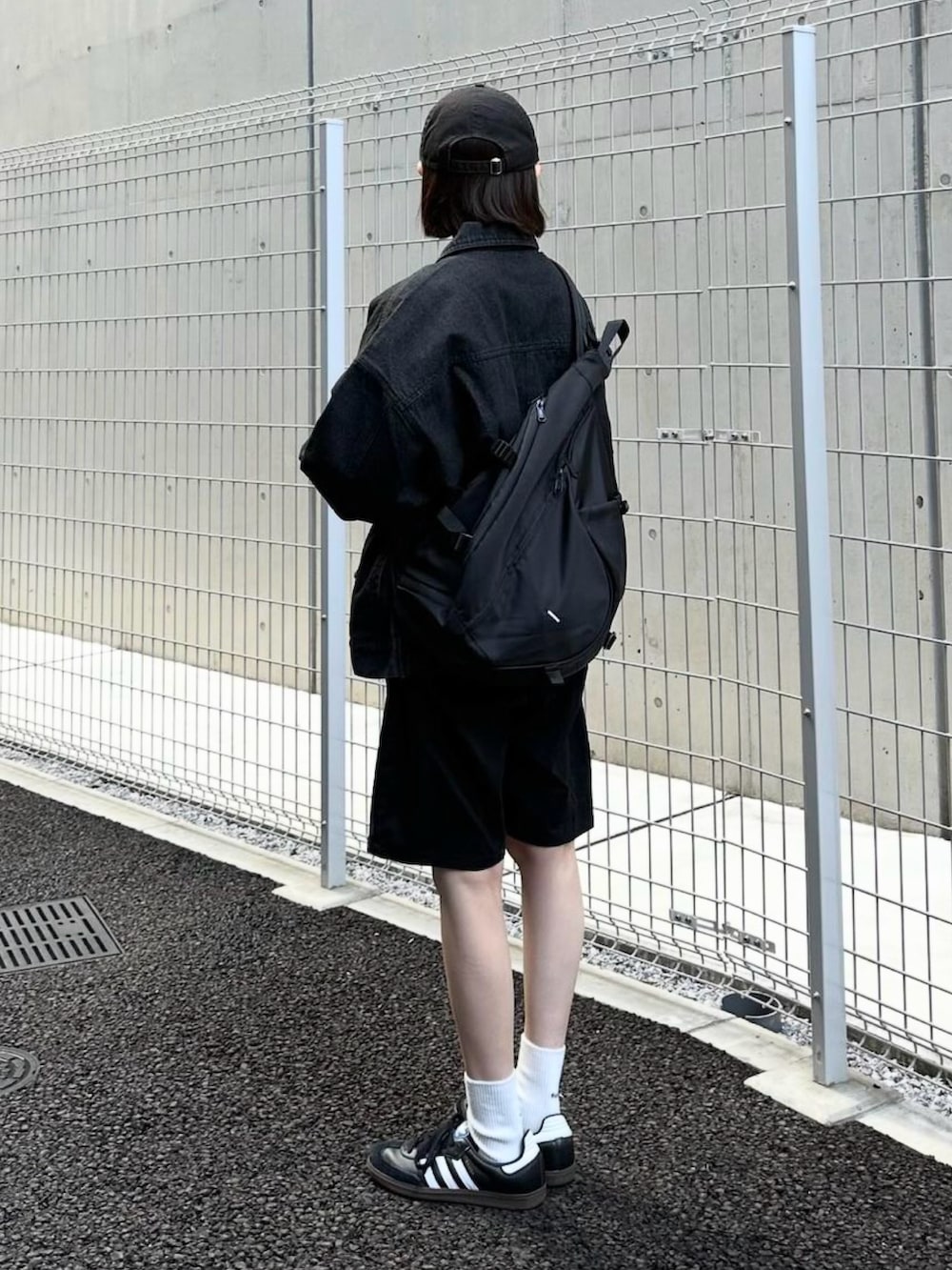 ブラック系のデニムジャケット、オレンジ系のスウェット、ブラック系のその他パンツを着用したレディースの秋コーディネートの2枚目の写真