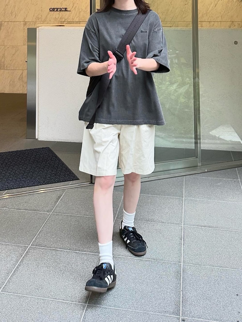 ブラック系のTシャツ/カットソー、ホワイト系のその他パンツ、ブラック系のショルダーバッグを着用したレディースの夏コーディネートの2枚目の写真