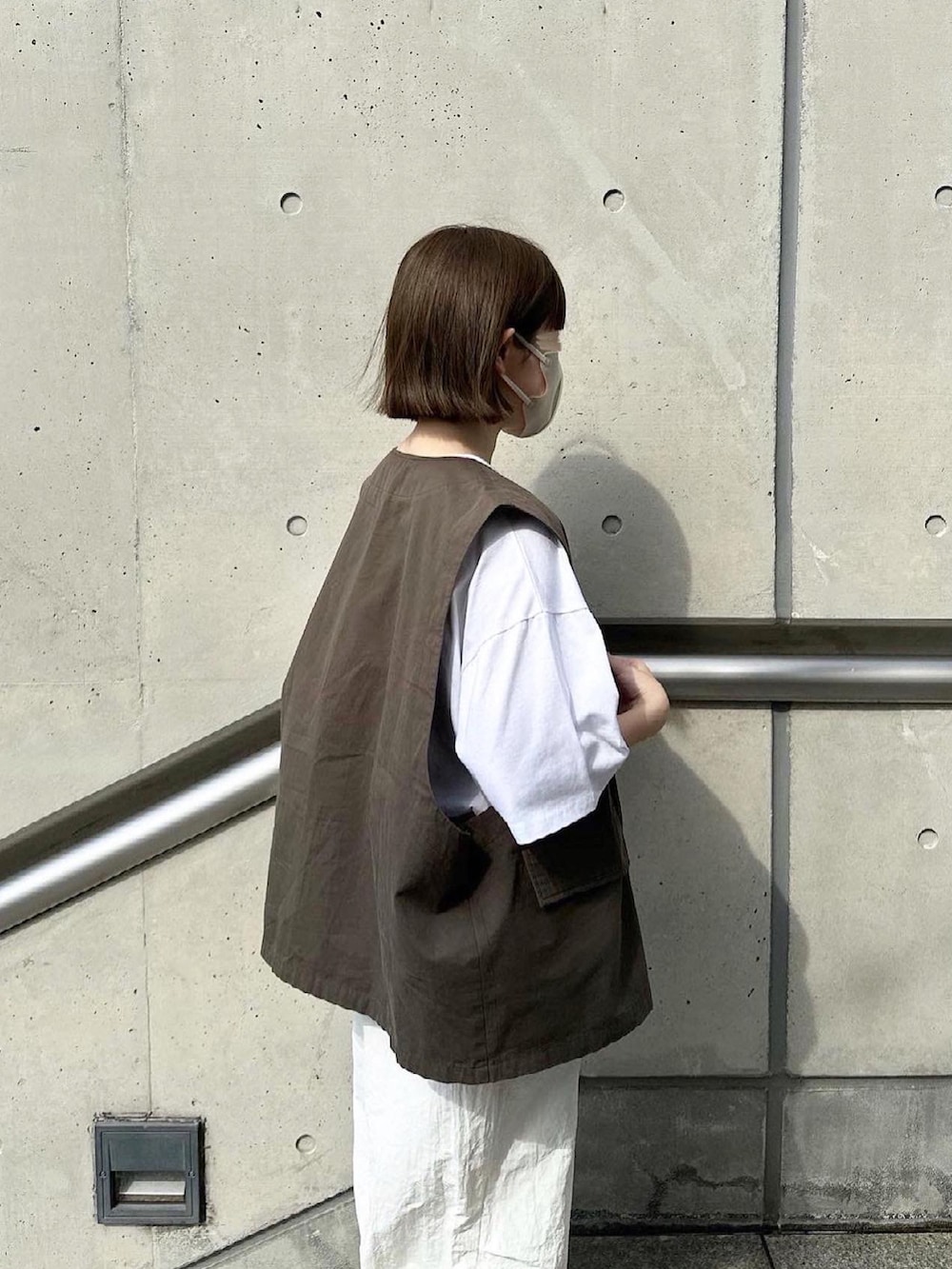 ホワイト系のTシャツ/カットソー、グレー系のベスト、ホワイト系のその他パンツを着用したレディースの夏コーディネートの2枚目の写真